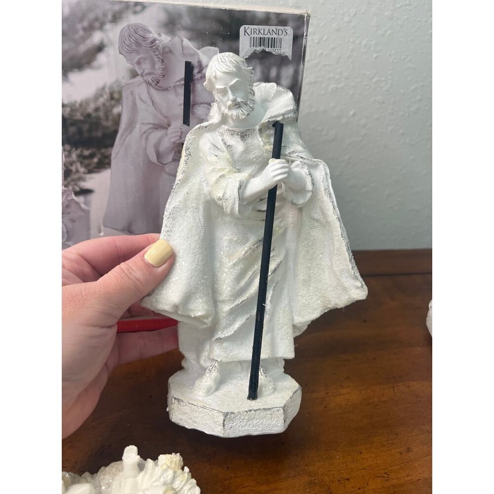 White glittery 3 piece Nativity Scene - Picture 5 of 10